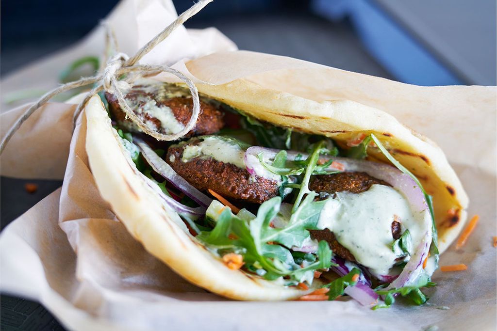 Falafel van kikkererwten. Voedingspatronen met veel ‘traditionele’ plantaardige vervangers zoals peulvruchten en noten voldoen wél aan de dagelijkse behoefte. - Foto: Canva