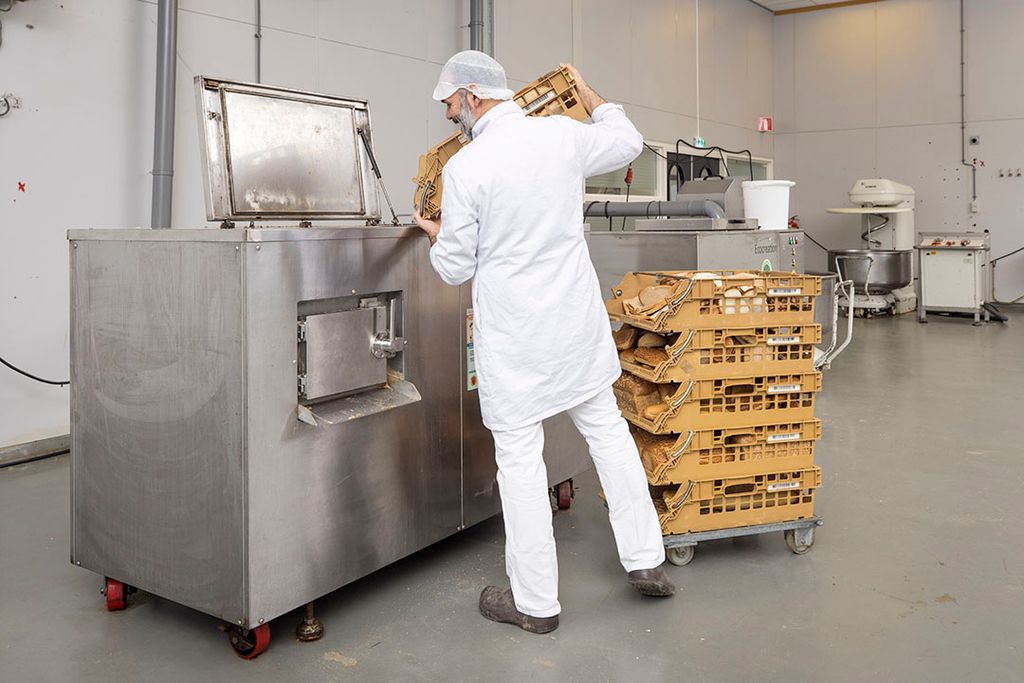 Bakkersgrondstof verwerkt onverkocht brood tot broodmeel en bakt daar desembrood van voor de horeca. - Foto: Koos Groenewold