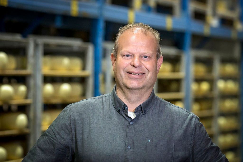 Piet den Hertog heeft een geiten- en zorgboerderij met een kaasmakerij. - Foto: Roel Dijkstra