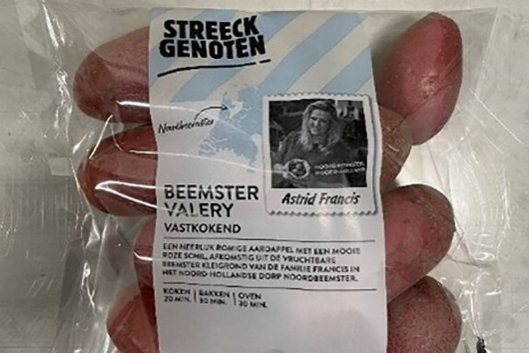 De Beemster Valery wordt geteeld in de kleigrond van Purmerend. Door deze grond krijgt de aardappel een opvallende roze kleur. - Foto: Albert Heijn