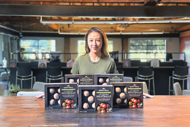 Cecilia Chang, commerciële directeur van Mission Barns, met de gehaktballen waarin gecultiveerd varkensvet is verwerkt. Foto: Mission Barns