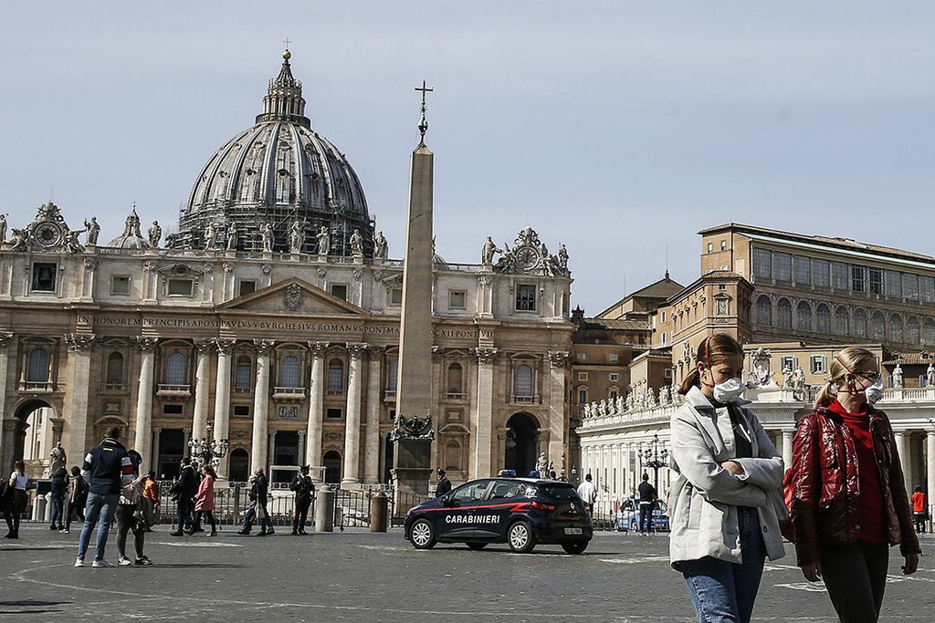Weinig toeristen te zien op het Sint-Pietersplein in Rome, vanwege het coronavirus. Restaurants sluiten eerder of blijven dicht. -  Foto: EPA