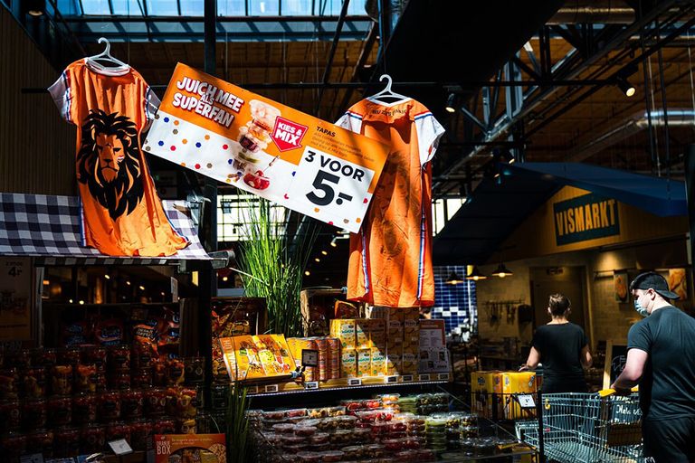 De Snollebollekes juichcape in een supermarkt van Jumbo. Foto: ANP