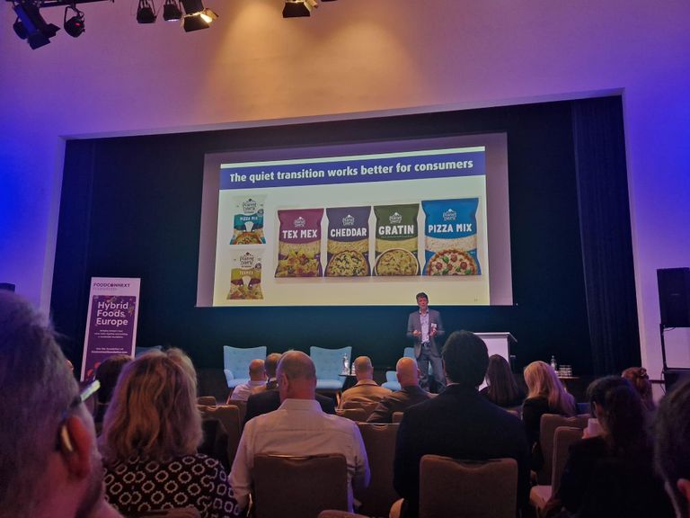 Jakob Skovgaard, eigenaar van het Deense PlanetDairy, vertelt over de positionering van hun hybride kaas op de Hybrid Food Conference. Foto: Eiwit Trends