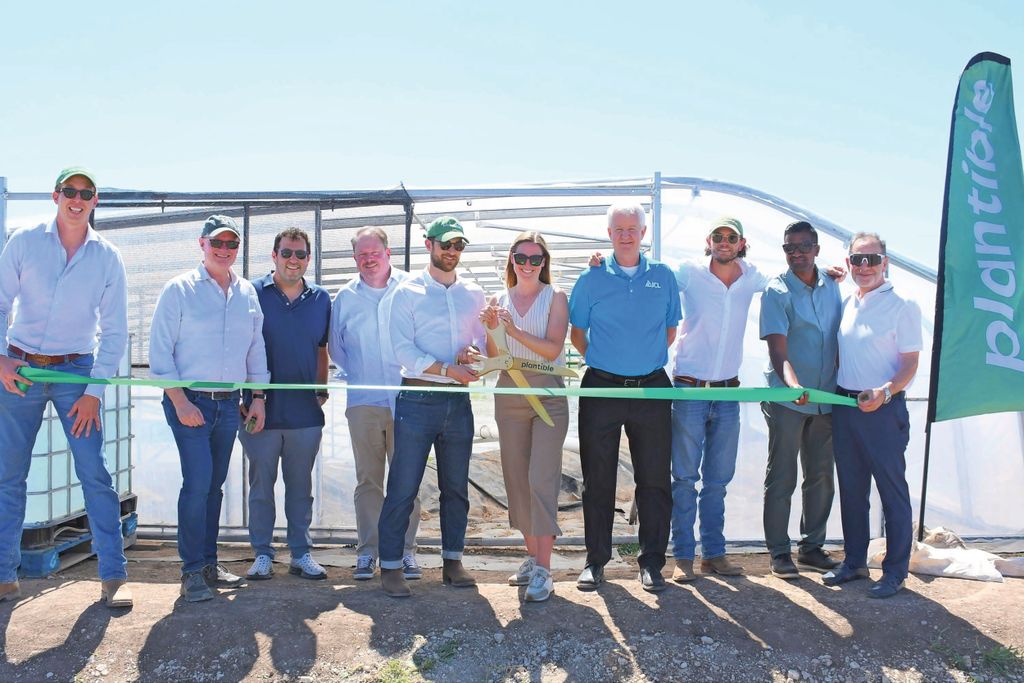 Het team van Plantible opent nieuwe locatie voor productie waterlinzen op commerciële schaal. Foto: Plantible