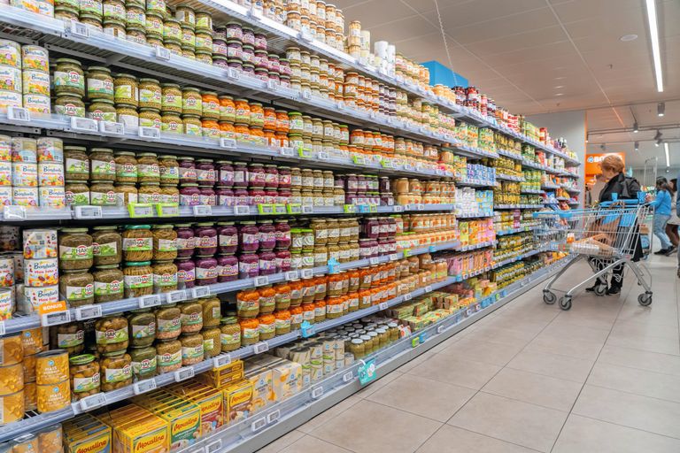 Albert Heijn zet nieuwe blikvangers in het conserven­schap. Foto: Jan Willem Schouten