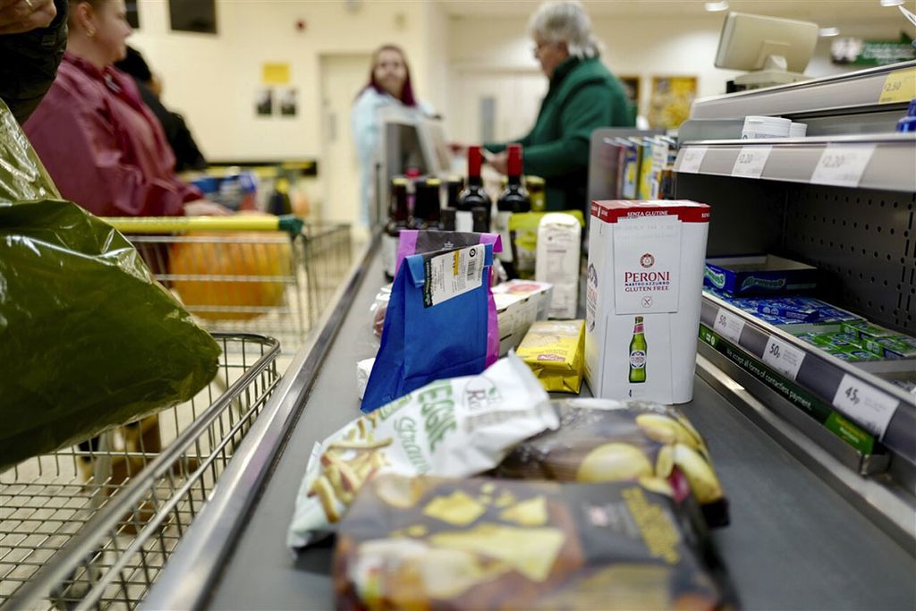 Voedingsmiddelen afrekenen in een supermarkt. - Foto: ANP
