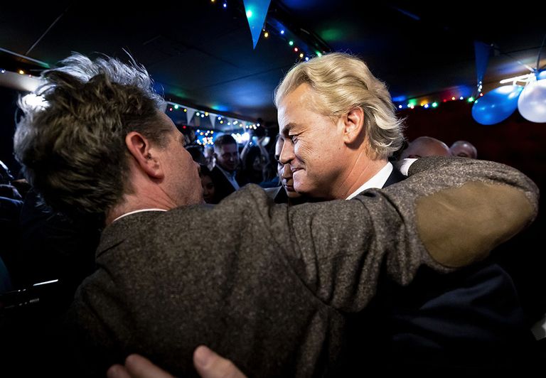 Geert Wilders en Martin Bosma van de PVV vieren de overwinning bij de Tweede Kamerverkiezingen. - Foto: ANP