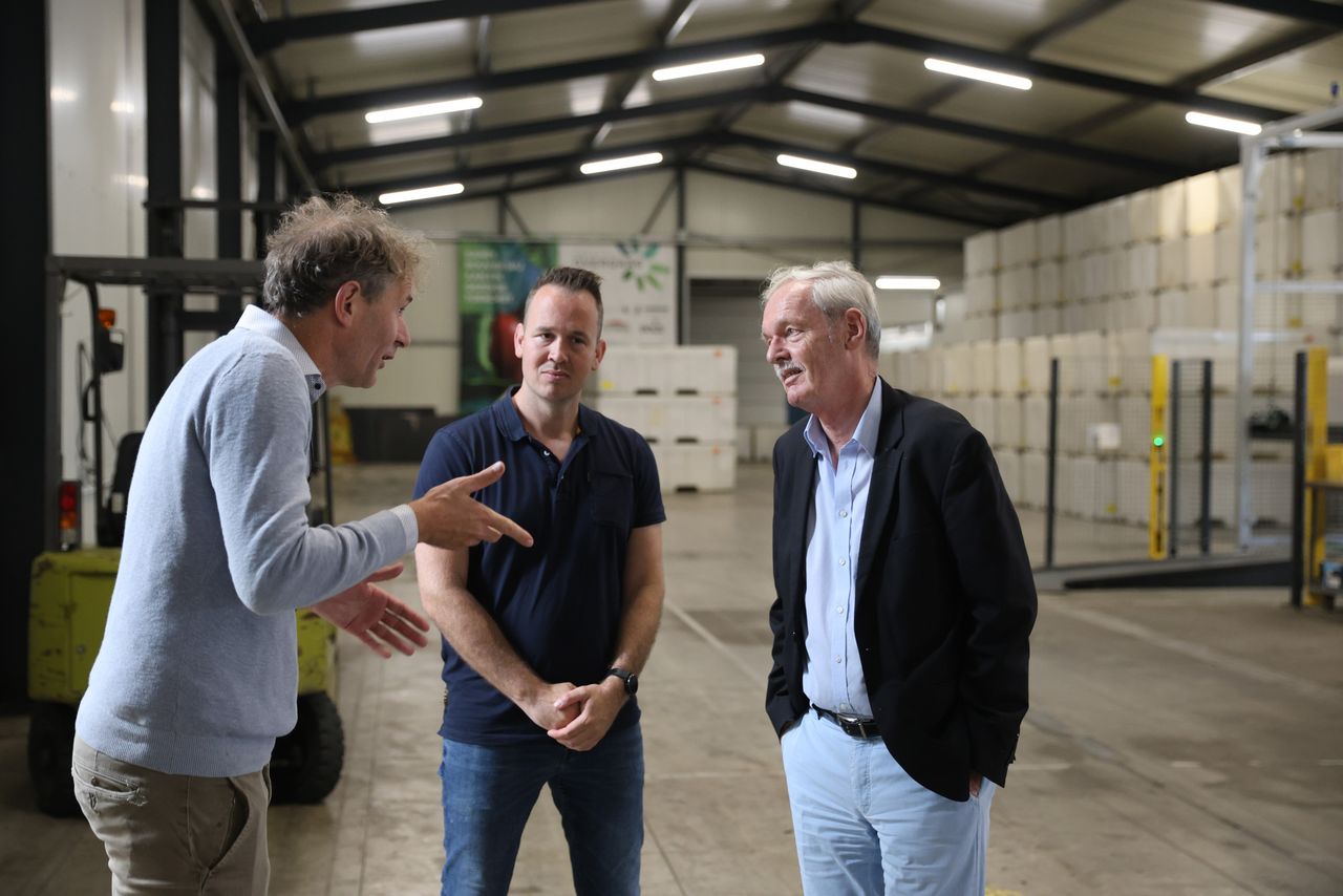 Staatssecretaris Rummenie (rechts) tijdens een werkbezoek aan Kwekerij Overgaag in Honselersdijk in de zomer van 2024. Foto: Dennis Wisse Photography