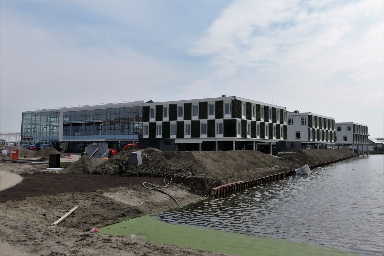 2017: World Horti Center in aanbouw. Het terrein eromheen lag al die tijd braak, maar nu komt daar onder meer het Fieldlab Kas voor de Toekomst. Foto: Ton van der Scheer