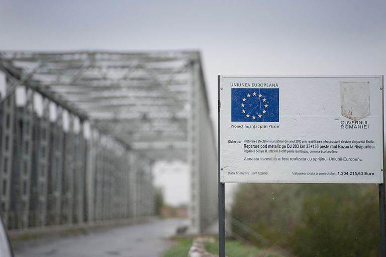Roemenië werd in 2007 lid van de EU. Brussel stopte veel geld in infrastructuur. De subsidie van ¬ 1.204.215,63 voor deze brug staat tot op de cent nauwkeurig vermeld. - Foto: Mark Pasveer