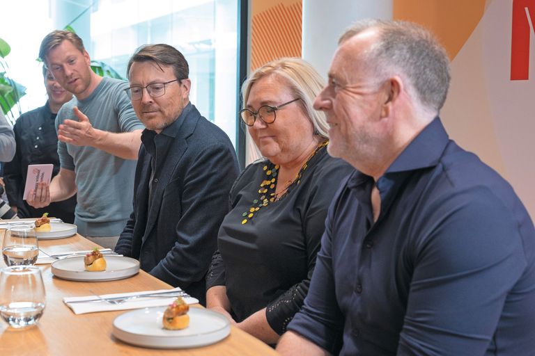 Daan Luining (links) laat Prins Constatijn, Ira van Eelen en Ron Blaauw het eerste kweekvlees-worstje proeven. Foto: Meatable
