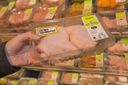 Kip in de aanbieding bij Jumbo is niet meer aan de orde. Het bedrijf stopt met vers vlees-aanbiedingen. Foto: ANP