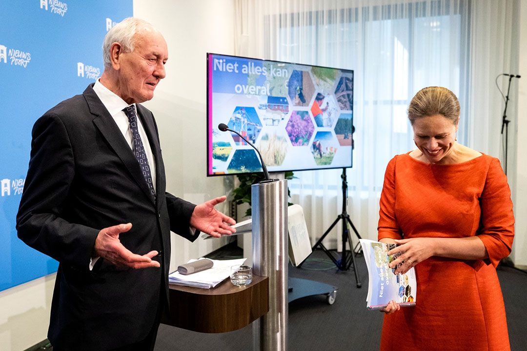 Minister Carola Schouten in gesprek met voorzitter Johan Remkes (links) na afloop van de presentatie van het eindrapport van het Adviescollege Stikstofproblematiek. - Foto: ANP