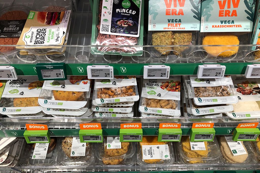 Aanbod supermarktschap vleesvervangers. Vega en Vegan. - Foto: Hans Prinsen