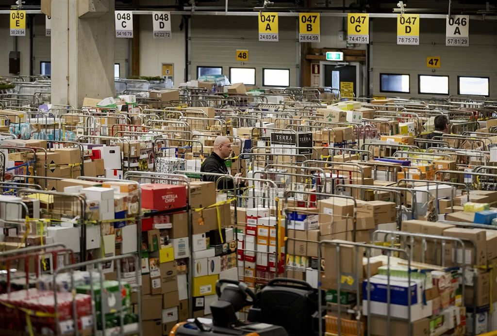 Extreme drukte bij het distributiecentrum van Jumbo vanwege de bevoorrading van supermarkten die veel verkopen door het coronavirus. Foto: ANP