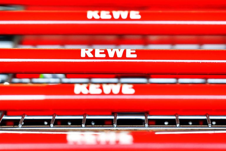 Winkelwagens bij Rewe, één van de grote retailers in Duitsland. - Foto: ANP