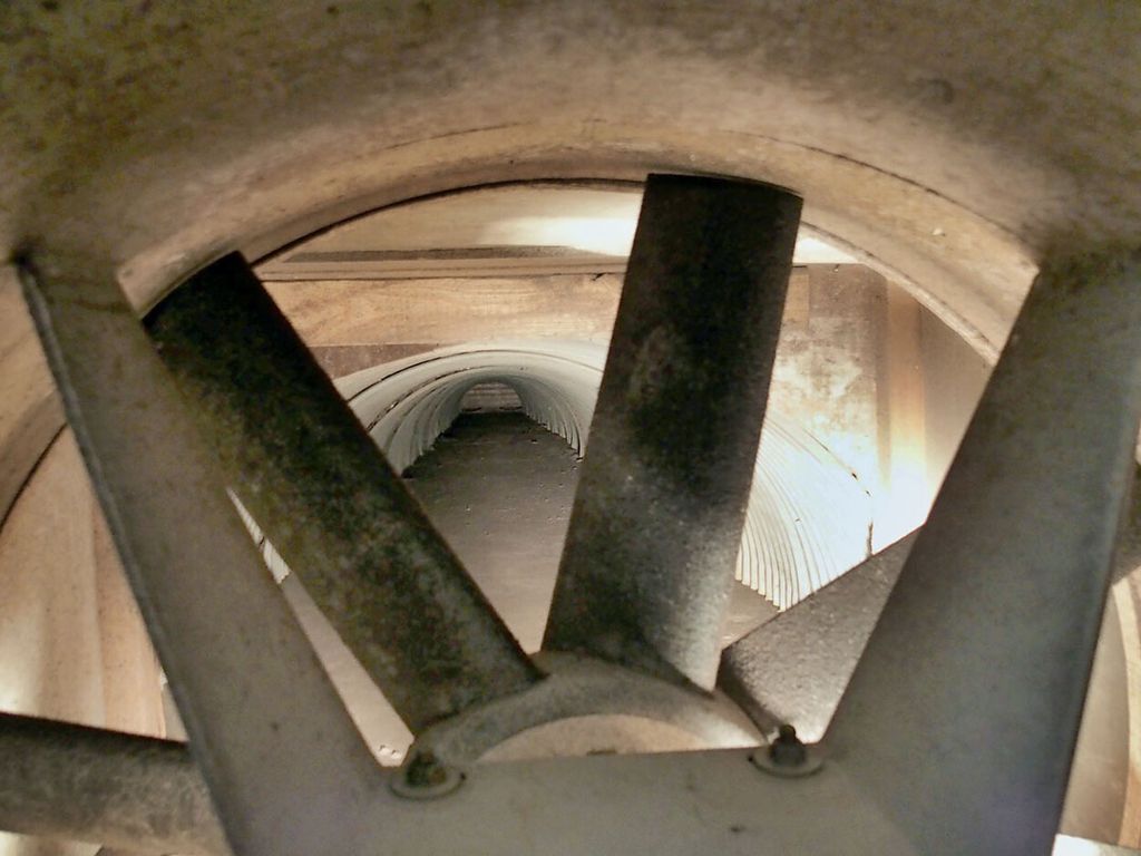Tunnel met ventilator onder los gestorte bataat. - Foto: Stan Verstegen