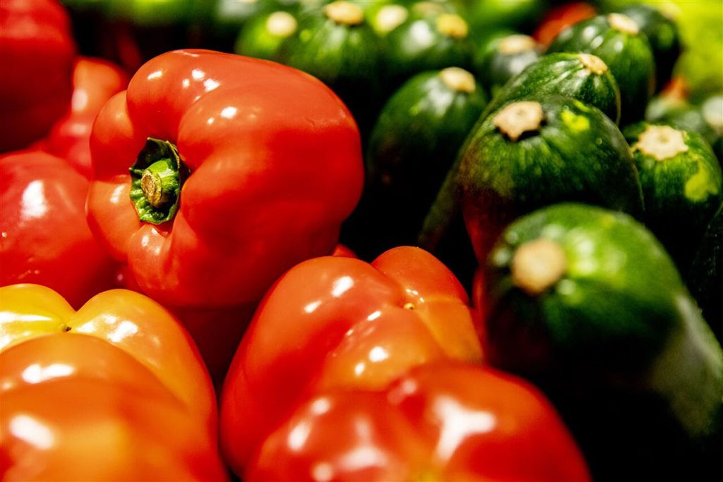 Paprika zonder verpakking in het groenteschap in een supermarkt. - Foto: ANP