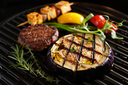 Plantaardige barbecueën bestaat uit twee takken: groenten en op vleeslijkende producten. Afbeelding gegenereerd met AI Reve.Art