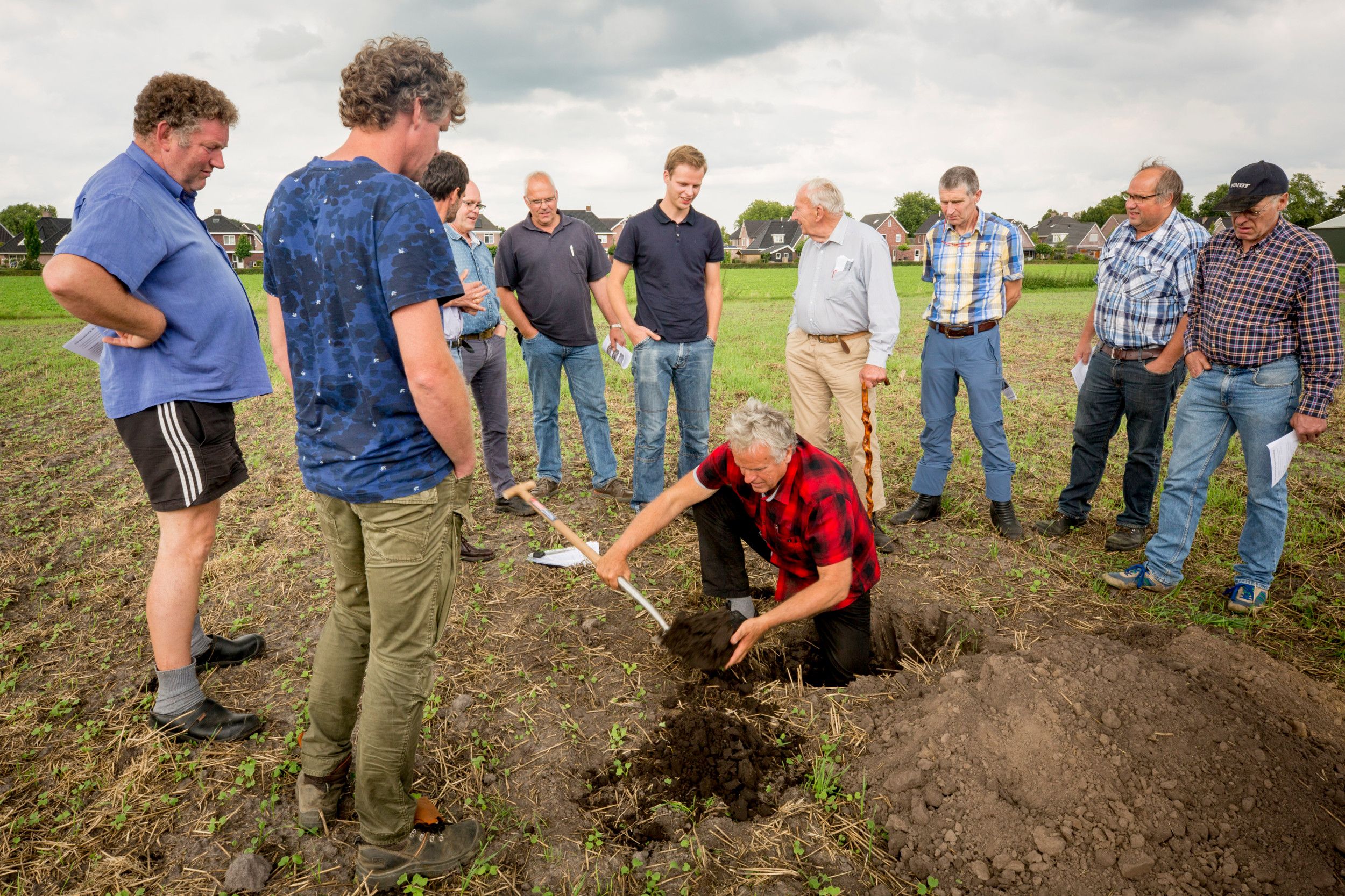 LLTB heeft in Limburg het project Bodemcoaching lopen. Graven en beoordelen van profielkuilen is een klein onderdeel van het werk van de bodemcoaches. – Foto: Koos Groenewold