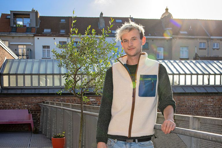 Wannes De Jonghe is communicatiemanager bij Boeren & Buren. Deze maand voeren zij de campagne 'februari zonder supermarkt' zodat er meer aandacht komt voor lokale producten. Foto: Peter Roek