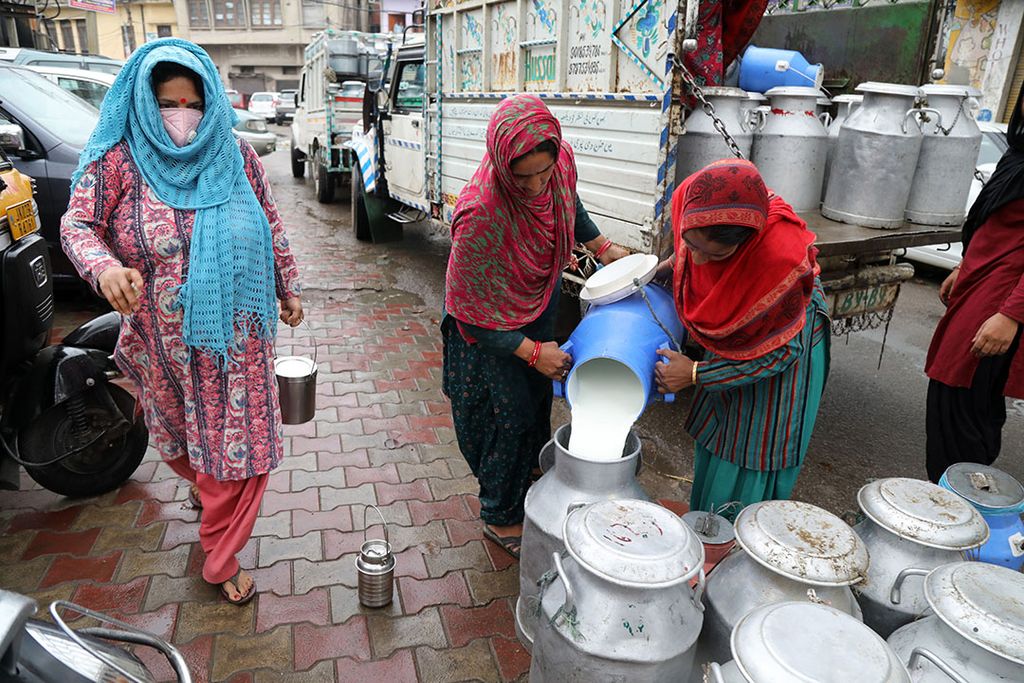 Indiase vrouw verkoopt melk op straat. - Foto: ANP