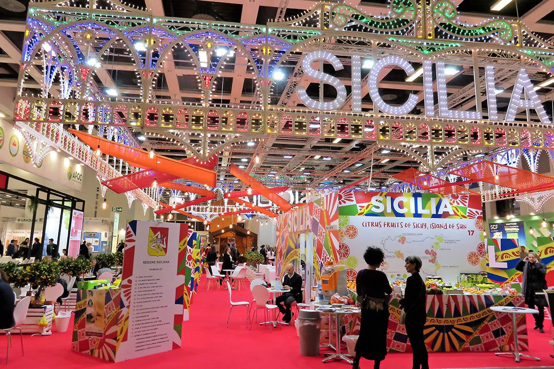 Archiefbeeld van Fruit Logistica. De beurs zal in mei 2021 minder grote stands bevatten, waardoor minder personeel nodig is. - Foto: Ton van der Scheer
