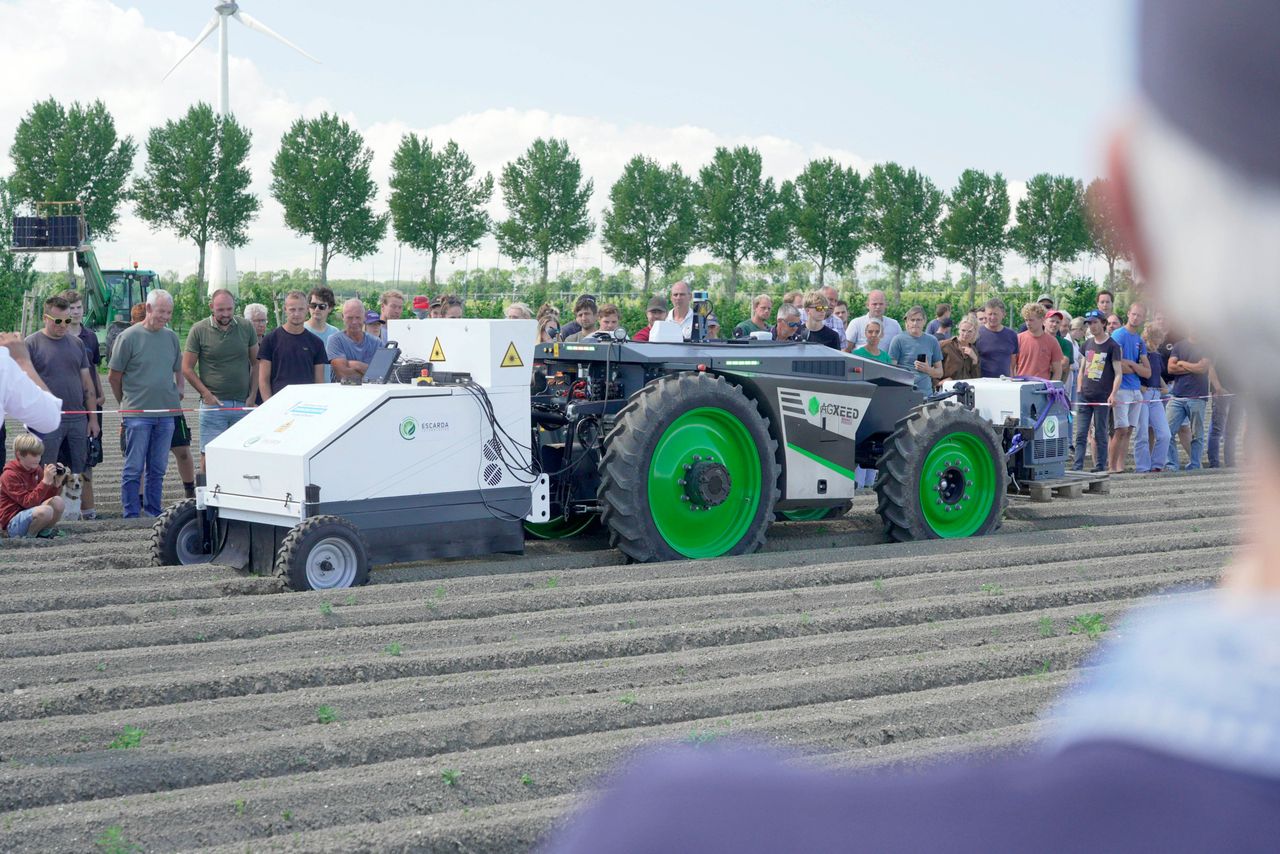 Op de foto de Ascarda-laserwieder in combinatie met een autonome tweewielaangedreven AgXeed-robot. Daarnaast zien bezoekers van de Biovelddag demo’s over onderzaai van klaver, goed plantwerk voor bioteelt en innovatieve uienteeltensystemen. Tijdens de lezingen en thematours laten boeren zich uitgebreid informeren over diverse onderwerpen. Foto’s: Jan Willem Schouten