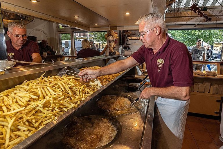 Friet bakken in een cafetaria. Ondernemers met een aflopend energiecontract dreigen zichzelf uit de markt te prijzen als ze noodgedwongen hun prijzen moeten verhogen. - Foto: ANP