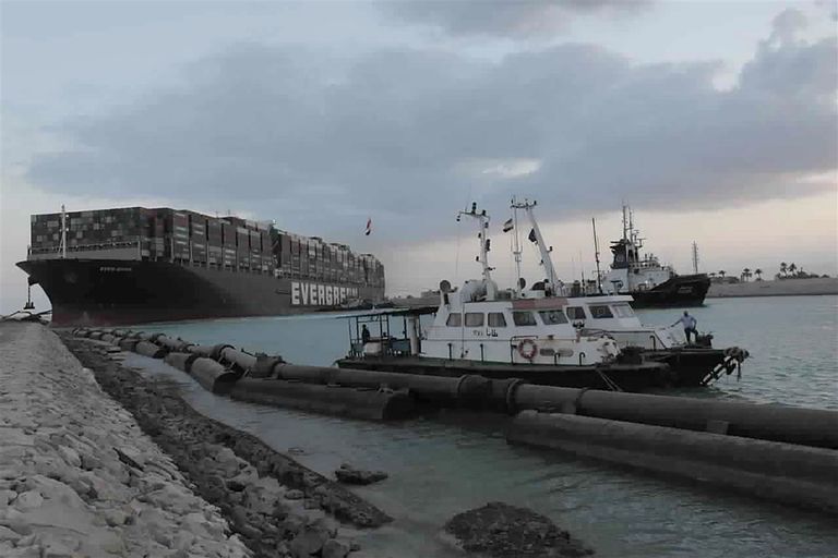 Sleepboten probeerden eind maart het vastgelopen schip Ever Given in het Suzekanaal los te trekken. - Foto: ANP