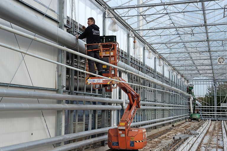 Een CO2-leiding wordt aangesloten in een kas. De glastuinbouw wil al in 2040 toe naar netto nul uitstoot van CO2.