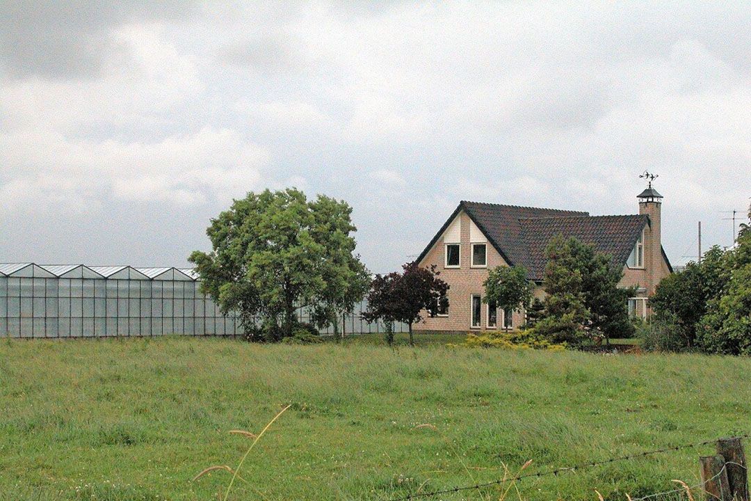 Archiefbeeld van een bedrijfswoning bij kassen. - Foto: Ton van der Scheer.