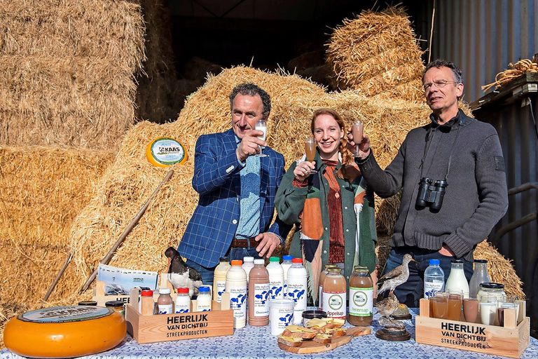 Arnold van Adrichem (boer bij Heerlijk van Dichtbij), Charissa van Meurs (accountmanager van Heerlijk van Dichtbij) en Dirk Kunst (programmamanager Rotterdam de boer op!) met producten van Heerlijk van Dichtbij. Foto: Marten van Dijl