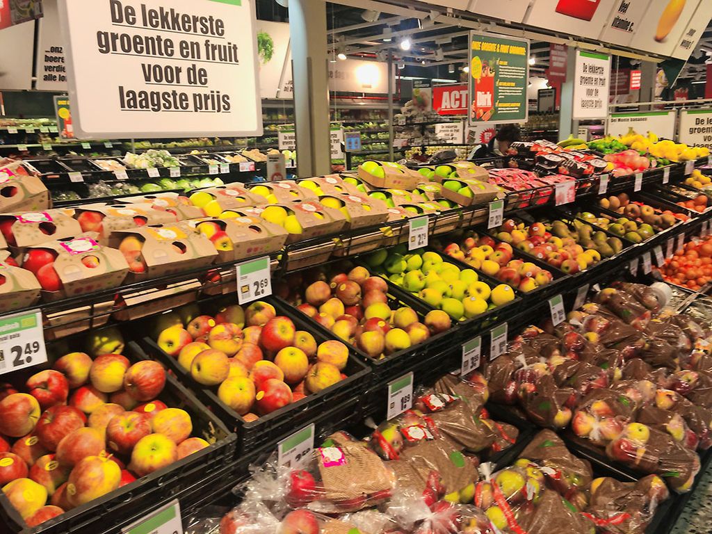 Appels en peren in het schap bij supermarkt Dirk. - Foto: Ton van der Scheer