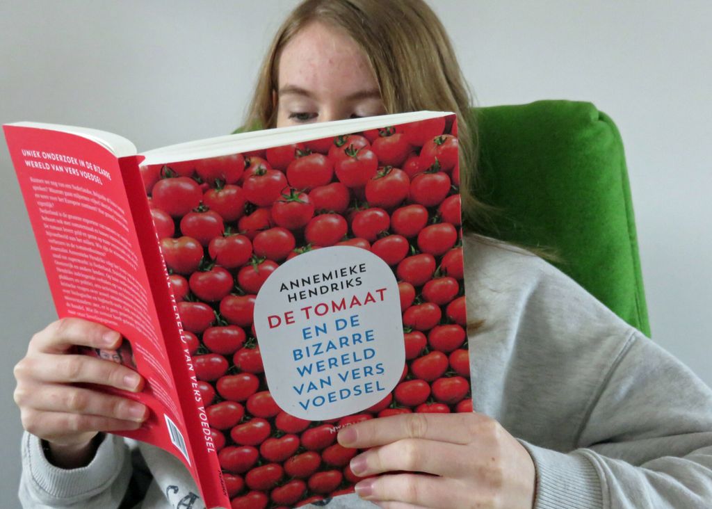De Tomaat. Annemieke Hendriks schrijft wat u al wist nog net wat anders op. - Foto: Ton van der Scheer