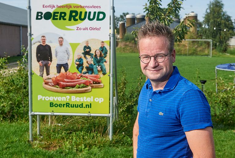 Varkenshouder Ruud van Dijck in Oirlo voor zijn bedrijf.  - Foto: Van Assendelft Fotografie