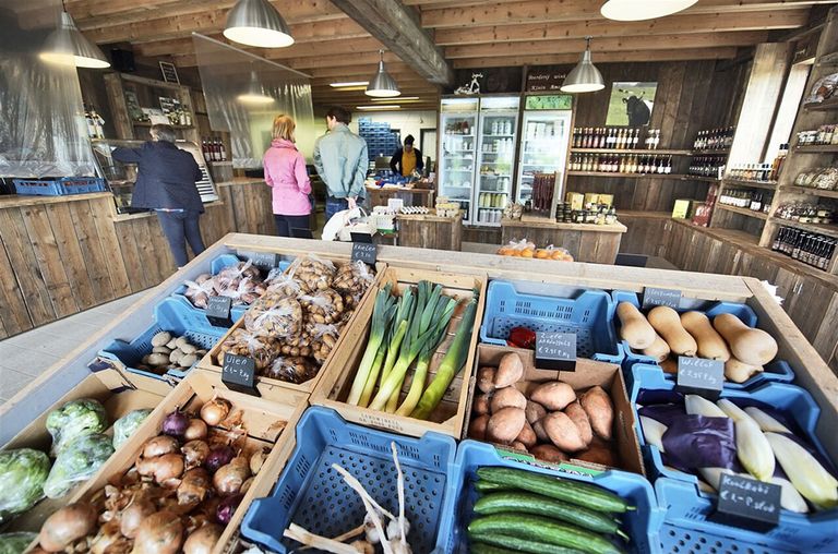 Een boerderijwinkel. Met BEUKK kunnen boeren en producenten bij elkaar inkopen om op deze manier een breed assortiment in bijvoorbeeld boerderijwinkels aan te kunnen bieden. - Foto: ANP