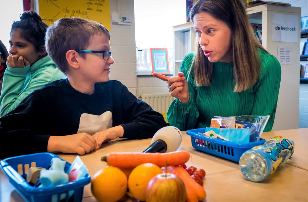 'Juf' Carola Schouten opende vorig najaar op besliste wijze het schoolfruitseizoen. - foto: ANP