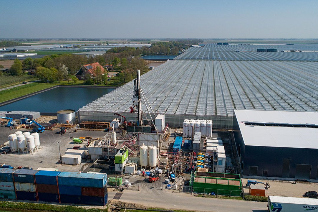 Archieffoto van de aanleg van het aardwarmtesysteem bij Hoogweg. - Foto: Freddy Schinkel