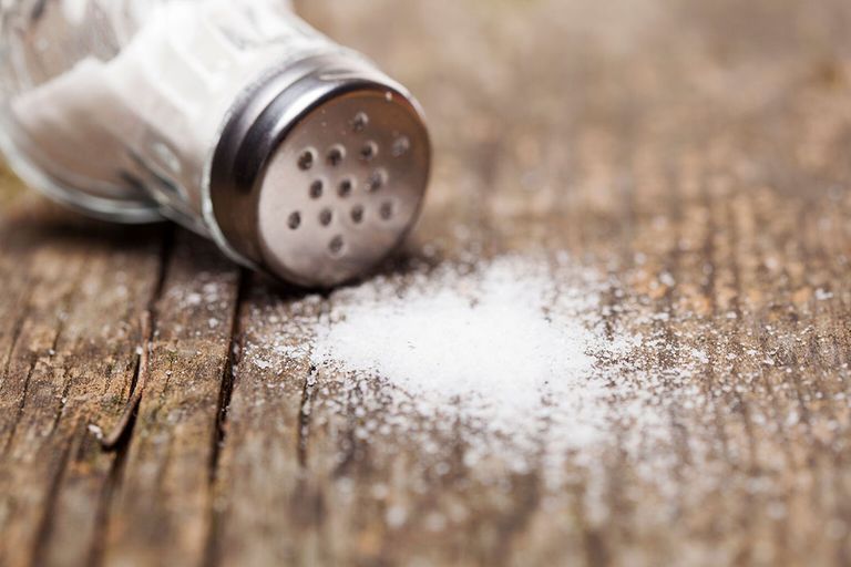 Het RIVM spreekt van ‘een snufje zout’ en ‘twee klontjes suiker’ en noemt het bereikte resultaat ‘kleine stappen’. Foto: Canva