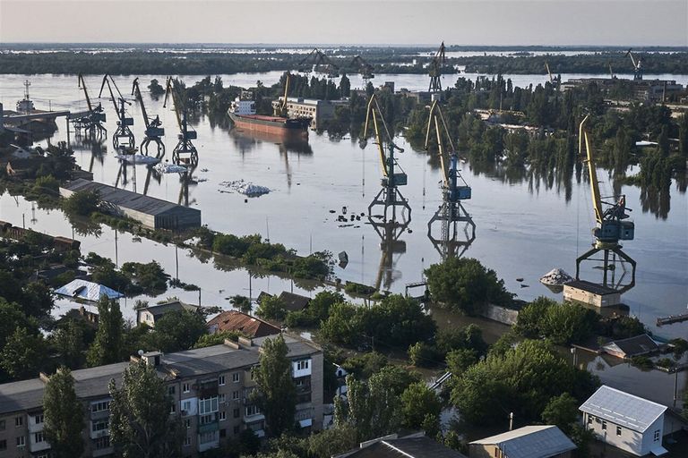 Na het nieuws dat de stuwdam in Oekraïne in de rivier Dnipro is verwoest, met overstromingen tot gevolg, stegen de graanprijzen op de termijnmarkten. - Foto: ANP
