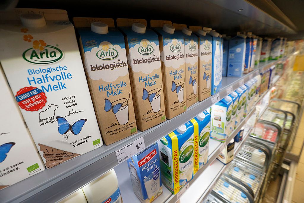 Zuivelschap van supermarkt met onder meer Arla-producten. - Foto: Hans Prinsen