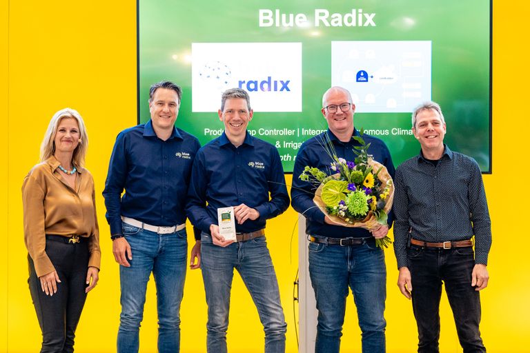 Blue Radix neemt de GreenTech Innovation Award in ontvangst voor zijn Crop Controller. – Foto: GreenTech/Martijn van Leeuwen
