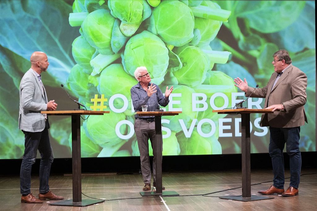 Tjeerd de Groot (D66, links) en Jan Cees Vogelaar (St. Mesdagfonds, rechts) in Pakhuis De Zwijger, Amsterdam, in debat over de toekomst van de Nederlandse landbouw. Het debat was georganiseerd door de boerenorganisatie Agractie. - Foto: ANP