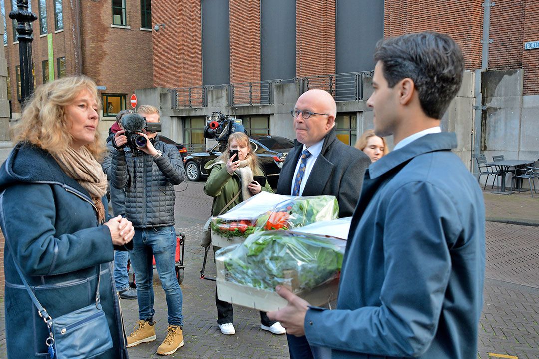 Minister Rob Jetten (rechts) voor Klimaat en Energie met Adri Bom-Lemstra (Glastuinbouw Nederland) bij de overhandiging van de brandbrief vorig jaar met toenmalig minister van LNV  Henk Staghouwer.  - Foto: Peter Visser