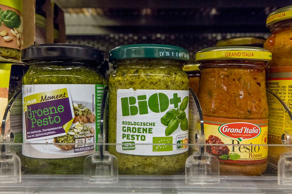 Huismerk pesto van Plus tussen andere merken. Foto: Koos Groenewold