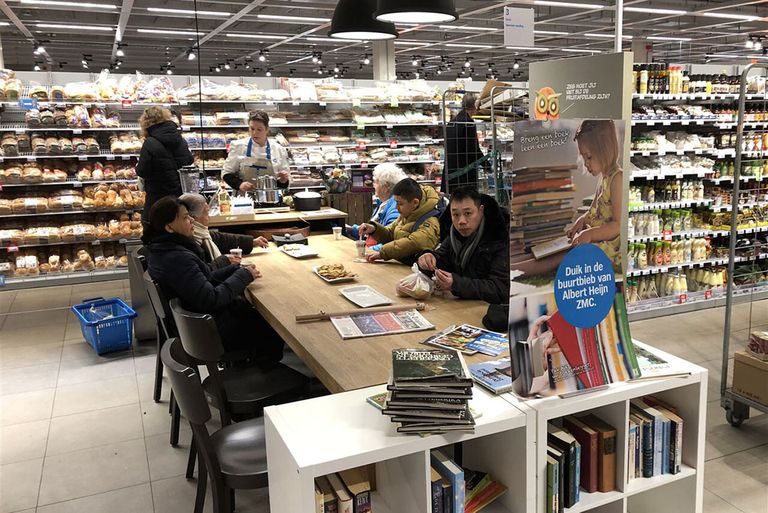 Een koffiehoek als sociale ontmoetingsplek in een supermarkt. - Foto: ANP