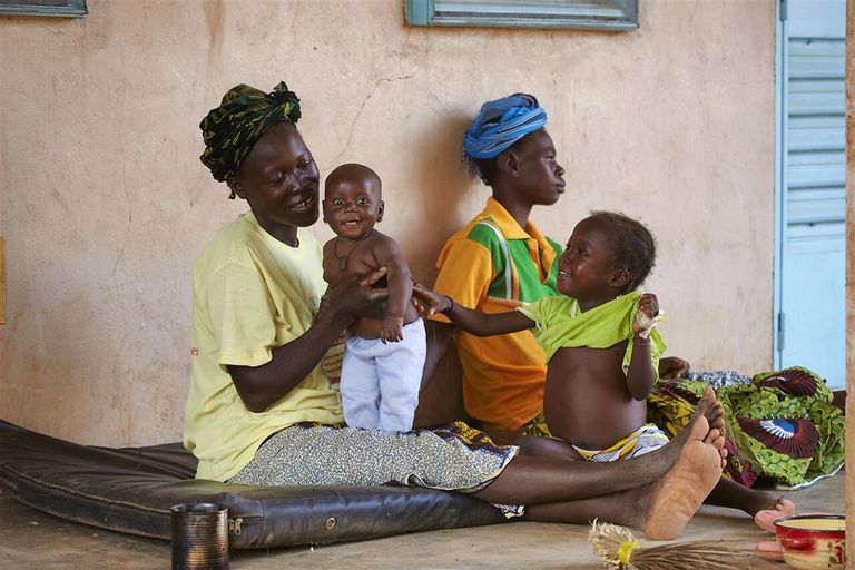 Kinderen in Burkina Faso die na ondervoeding door honger waren opgenomen in een ziekenhuis en inmiddels zijn hersteld. - Foto: ANP