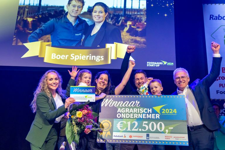 Afke Baukje en Jasper Spierings wonnen in 2024 de titel Agrarisch ondernemer van het Jaar en kregen de prijs uitgereikt door toenmalig minister Adema van LNV. Foto: Koos Groenewold